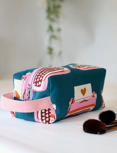 BD1-01-53 Aven Pouch / Large/ Typewriters Teal