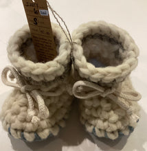GE1-1661 Hand Knit Baby Booties (S)