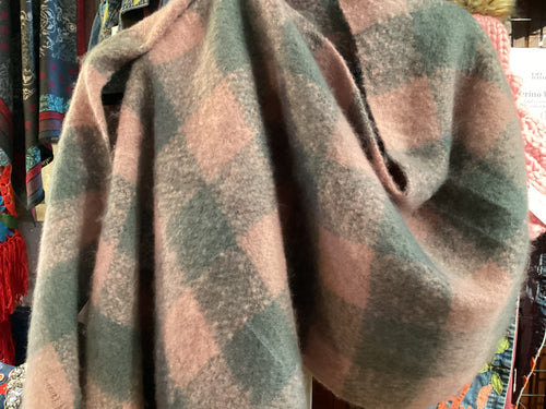 SP1-02 Women Shawl W Snaps