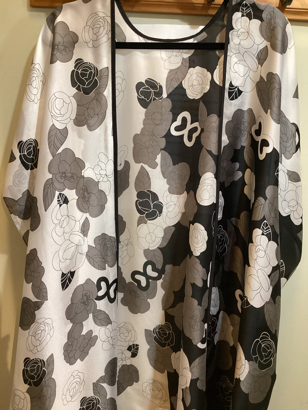 SP1-118 *Kimono w Sleeves Abstract w Collar Trim