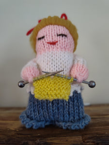 FC1-150 Knitting Lady