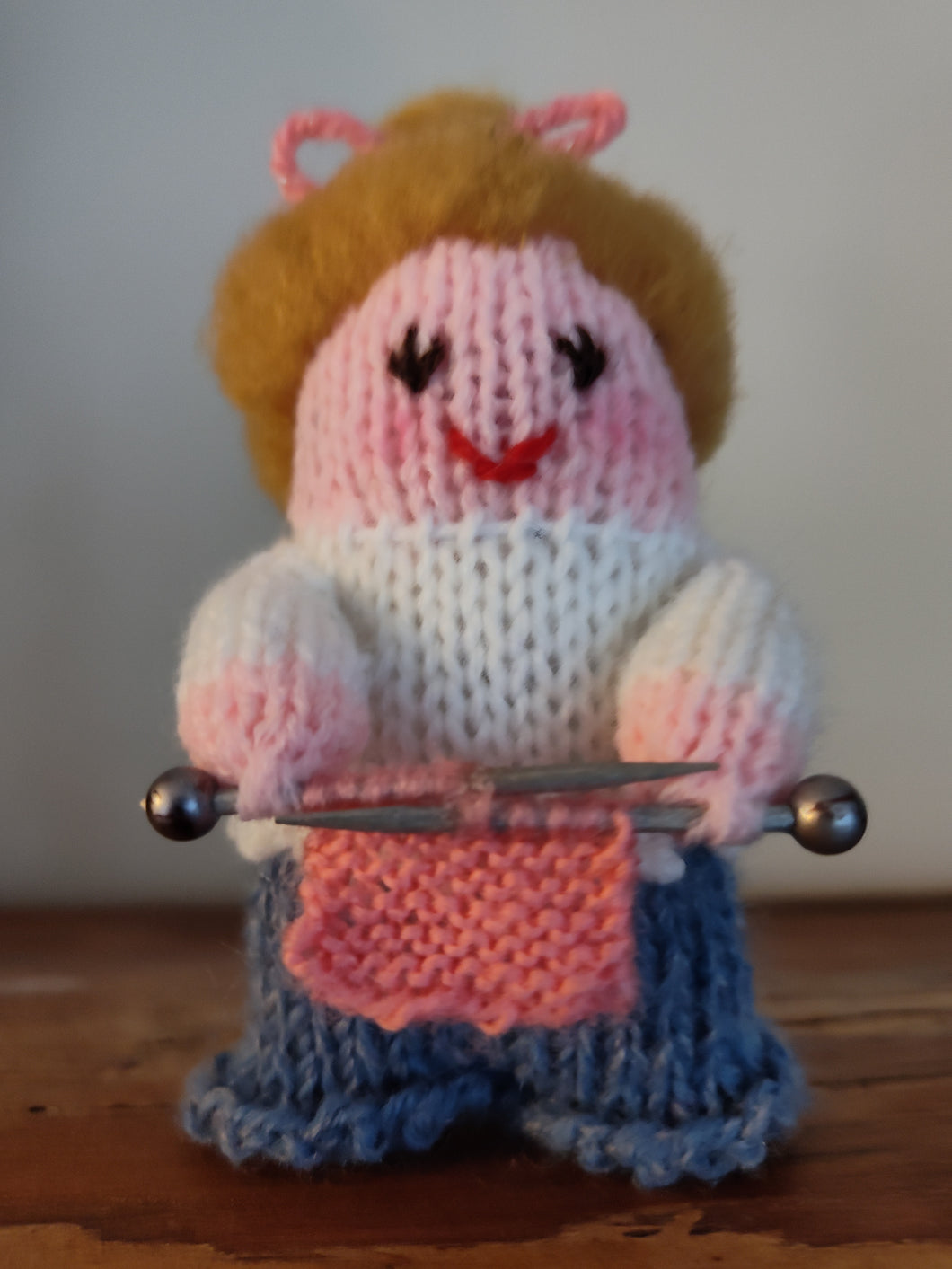 FC1-154 Knitting Lady