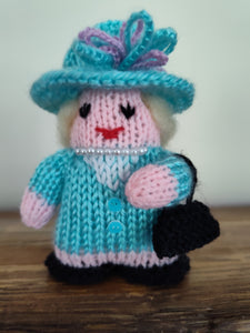 FC1-288 Hand Knit Little Figurine "The Queen"