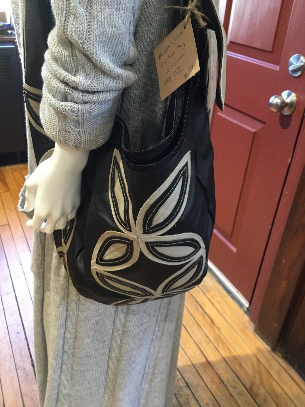 TB1-072 black and cream leather purse